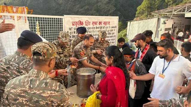 मां वैष्णो देवी भवन में श्रद्धालुओं को प्रसाद बांट रहे CRPF जवान, सुरक्षा के साथ सेवा का अनूठा उदाहरण
